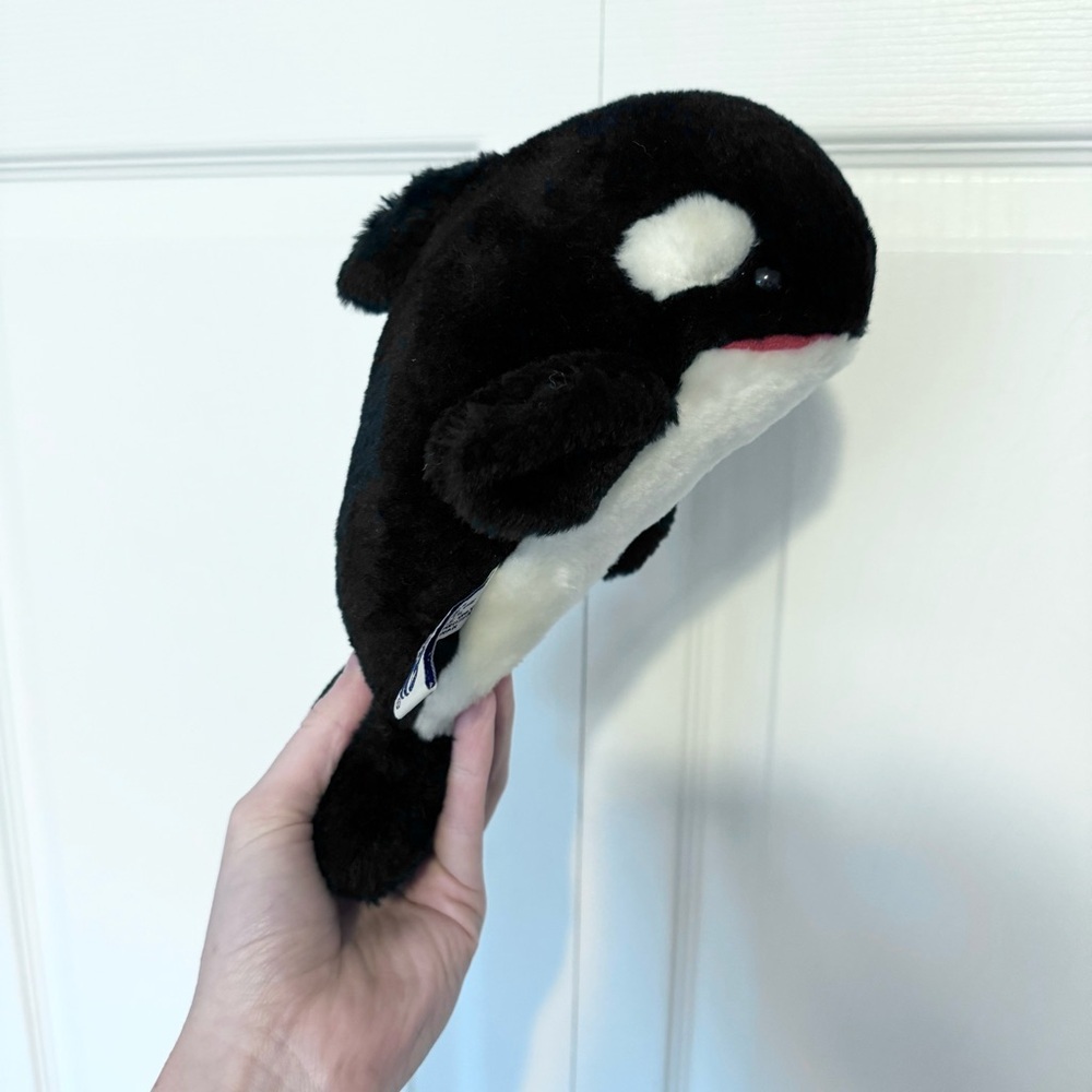 Vintage SEA WORLD Orca whale plush w original tag